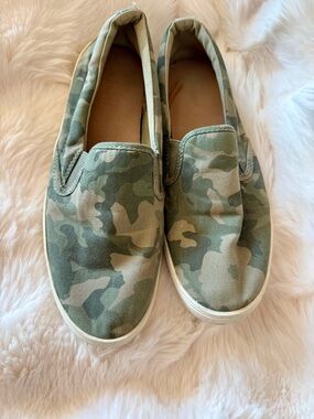 Old Navy Women’s 8 Green Camo Slip On Round Toe Canvas Comfort Shoes